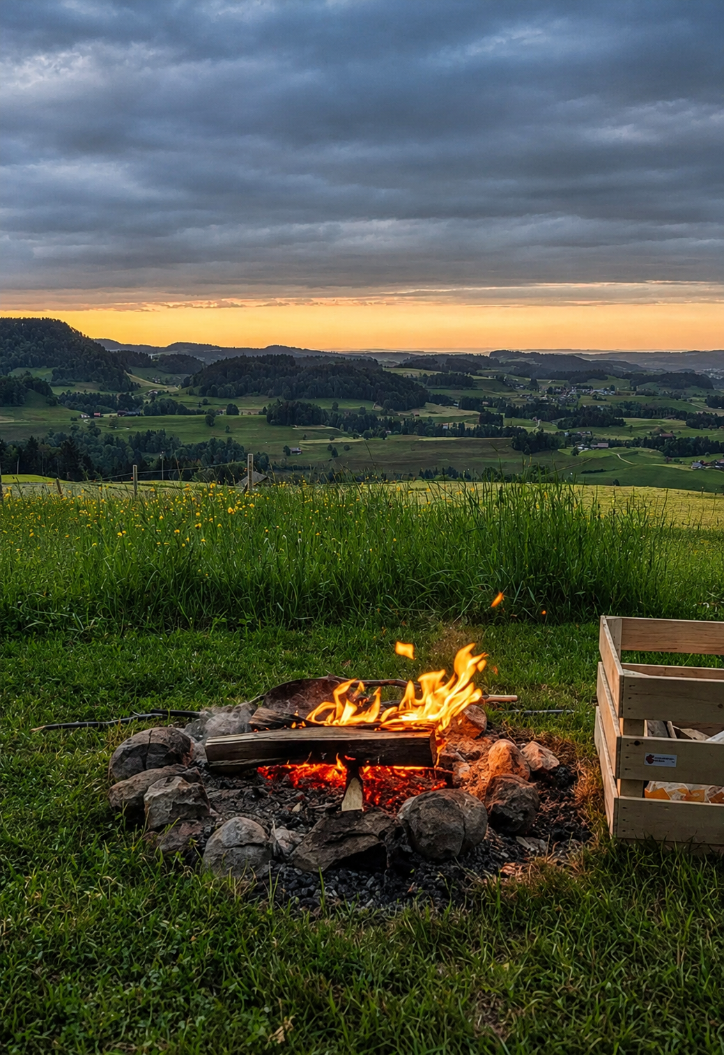 Sonnenuntergang im Toggenburg mit einem einzelnen Zelt auf der Bergwiese